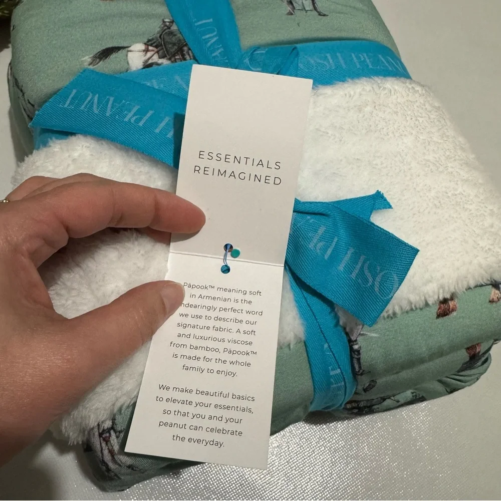 Posh Peanut NWT Limited Edition Wallace Patio Knight Print Plush Papiok Blanket - Picture 5 of 6